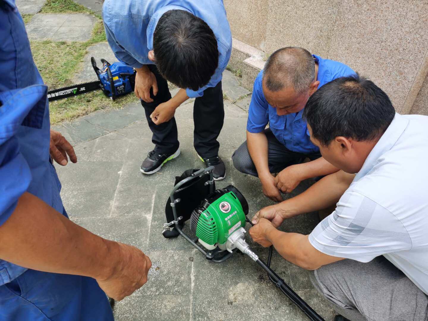 小區(qū)綠化養(yǎng)護綠籬機的日常維護