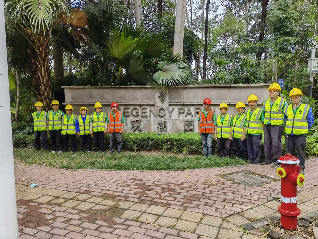 怡軒園林綠化公司駐觀湖園小區養護工作人員