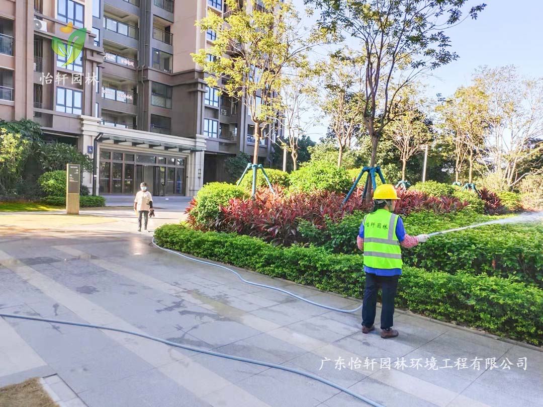 廣州雪域瀾庭小區綠化養護工作現場圖