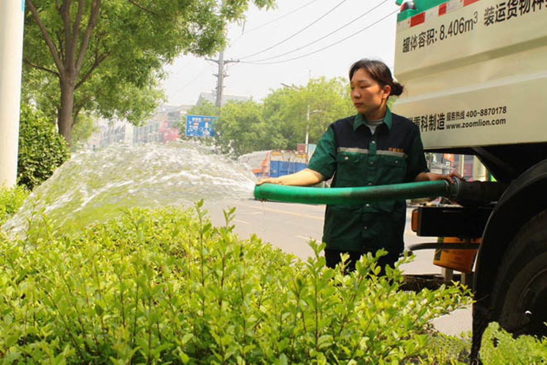 園林綠化公司工人正在進行澆灌